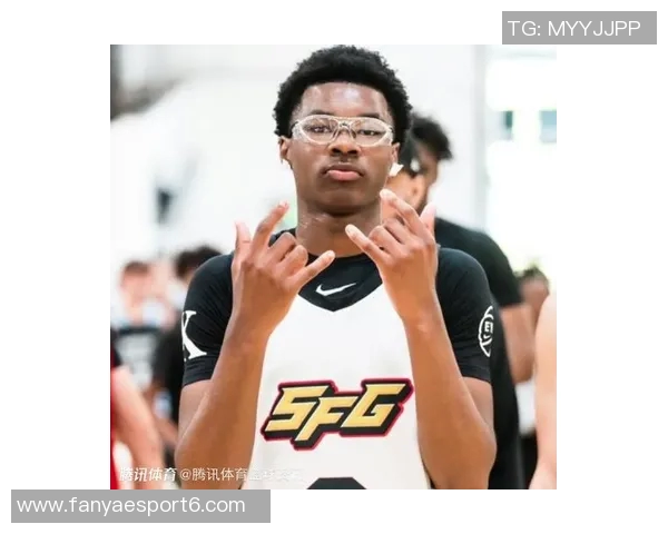 老父亲的骄傲詹姆斯分享多张身穿儿子布莱斯球衣观赛的温馨瞬间